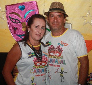 
<a style='margin-left: 5px;' class='btn btn-xs btn-social btn-facebook' href='https://www.facebook.com/sharer/sharer.php?u=https://galeramix.s01.web.getmuller.com.br/imagem/a63/800-800-90/conteudo/site_galerias/63/baile-de-carnaval-para-casais-ctg-fogao-de-lenha-tijucas-223.jpg' rel='popup' data-width='500' data-height='400'><i class='fa fa-facebook'></i>Compartilhar <span class='hidden-xs'>no Facebook</span>
</a> 
<a class='btn btn-default btn-xs' target='_blank' href='imagem/a63/800-800-90/conteudo/site_galerias/63/baile-de-carnaval-para-casais-ctg-fogao-de-lenha-tijucas-223.jpg'>
<span class='glyphicon glyphicon-cloud-download'></span> Salvar
</a>
