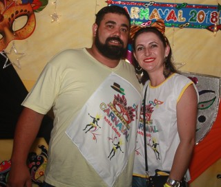 
<a style='margin-left: 5px;' class='btn btn-xs btn-social btn-facebook' href='https://www.facebook.com/sharer/sharer.php?u=https://galeramix.s01.web.getmuller.com.br/imagem/a63/800-800-90/conteudo/site_galerias/63/baile-de-carnaval-para-casais-ctg-fogao-de-lenha-tijucas-36.jpg' rel='popup' data-width='500' data-height='400'><i class='fa fa-facebook'></i>Compartilhar <span class='hidden-xs'>no Facebook</span>
</a> 
<a class='btn btn-default btn-xs' target='_blank' href='imagem/a63/800-800-90/conteudo/site_galerias/63/baile-de-carnaval-para-casais-ctg-fogao-de-lenha-tijucas-36.jpg'>
<span class='glyphicon glyphicon-cloud-download'></span> Salvar
</a>
