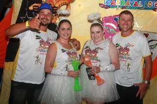 
<a style='margin-left: 5px;' class='btn btn-xs btn-social btn-facebook' href='https://www.facebook.com/sharer/sharer.php?u=https://galeramix.s01.web.getmuller.com.br/imagem/a63/800-800-90/conteudo/site_galerias/63/baile-de-carnaval-para-casais-ctg-fogao-de-lenha-tijucas-38.jpg' rel='popup' data-width='500' data-height='400'><i class='fa fa-facebook'></i>Compartilhar <span class='hidden-xs'>no Facebook</span>
</a> 
<a class='btn btn-default btn-xs' target='_blank' href='imagem/a63/800-800-90/conteudo/site_galerias/63/baile-de-carnaval-para-casais-ctg-fogao-de-lenha-tijucas-38.jpg'>
<span class='glyphicon glyphicon-cloud-download'></span> Salvar
</a>
