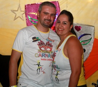 
<a style='margin-left: 5px;' class='btn btn-xs btn-social btn-facebook' href='https://www.facebook.com/sharer/sharer.php?u=https://galeramix.s01.web.getmuller.com.br/imagem/a63/800-800-90/conteudo/site_galerias/63/baile-de-carnaval-para-casais-ctg-fogao-de-lenha-tijucas-40.jpg' rel='popup' data-width='500' data-height='400'><i class='fa fa-facebook'></i>Compartilhar <span class='hidden-xs'>no Facebook</span>
</a> 
<a class='btn btn-default btn-xs' target='_blank' href='imagem/a63/800-800-90/conteudo/site_galerias/63/baile-de-carnaval-para-casais-ctg-fogao-de-lenha-tijucas-40.jpg'>
<span class='glyphicon glyphicon-cloud-download'></span> Salvar
</a>
