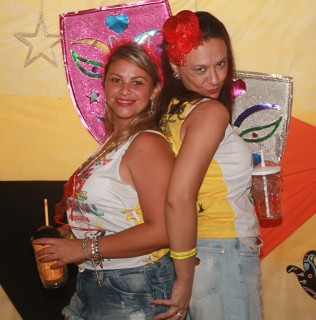 
<a style='margin-left: 5px;' class='btn btn-xs btn-social btn-facebook' href='https://www.facebook.com/sharer/sharer.php?u=https://galeramix.s01.web.getmuller.com.br/imagem/a63/800-800-90/conteudo/site_galerias/63/baile-de-carnaval-para-casais-ctg-fogao-de-lenha-tijucas-47.jpg' rel='popup' data-width='500' data-height='400'><i class='fa fa-facebook'></i>Compartilhar <span class='hidden-xs'>no Facebook</span>
</a> 
<a class='btn btn-default btn-xs' target='_blank' href='imagem/a63/800-800-90/conteudo/site_galerias/63/baile-de-carnaval-para-casais-ctg-fogao-de-lenha-tijucas-47.jpg'>
<span class='glyphicon glyphicon-cloud-download'></span> Salvar
</a>
