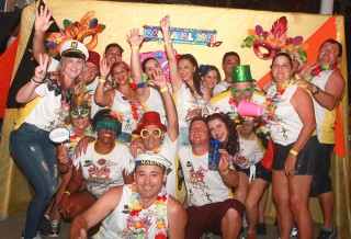 
<a style='margin-left: 5px;' class='btn btn-xs btn-social btn-facebook' href='https://www.facebook.com/sharer/sharer.php?u=https://galeramix.s01.web.getmuller.com.br/imagem/a63/800-800-90/conteudo/site_galerias/63/baile-de-carnaval-para-casais-ctg-fogao-de-lenha-tijucas-49.jpg' rel='popup' data-width='500' data-height='400'><i class='fa fa-facebook'></i>Compartilhar <span class='hidden-xs'>no Facebook</span>
</a> 
<a class='btn btn-default btn-xs' target='_blank' href='imagem/a63/800-800-90/conteudo/site_galerias/63/baile-de-carnaval-para-casais-ctg-fogao-de-lenha-tijucas-49.jpg'>
<span class='glyphicon glyphicon-cloud-download'></span> Salvar
</a>
