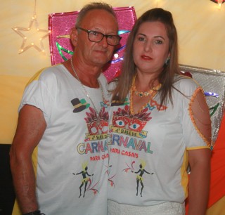 
<a style='margin-left: 5px;' class='btn btn-xs btn-social btn-facebook' href='https://www.facebook.com/sharer/sharer.php?u=https://galeramix.s01.web.getmuller.com.br/imagem/a63/800-800-90/conteudo/site_galerias/63/baile-de-carnaval-para-casais-ctg-fogao-de-lenha-tijucas-59.jpg' rel='popup' data-width='500' data-height='400'><i class='fa fa-facebook'></i>Compartilhar <span class='hidden-xs'>no Facebook</span>
</a> 
<a class='btn btn-default btn-xs' target='_blank' href='imagem/a63/800-800-90/conteudo/site_galerias/63/baile-de-carnaval-para-casais-ctg-fogao-de-lenha-tijucas-59.jpg'>
<span class='glyphicon glyphicon-cloud-download'></span> Salvar
</a>
