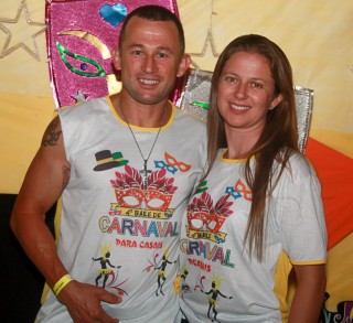 
<a style='margin-left: 5px;' class='btn btn-xs btn-social btn-facebook' href='https://www.facebook.com/sharer/sharer.php?u=https://galeramix.s01.web.getmuller.com.br/imagem/a63/800-800-90/conteudo/site_galerias/63/baile-de-carnaval-para-casais-ctg-fogao-de-lenha-tijucas-67.jpg' rel='popup' data-width='500' data-height='400'><i class='fa fa-facebook'></i>Compartilhar <span class='hidden-xs'>no Facebook</span>
</a> 
<a class='btn btn-default btn-xs' target='_blank' href='imagem/a63/800-800-90/conteudo/site_galerias/63/baile-de-carnaval-para-casais-ctg-fogao-de-lenha-tijucas-67.jpg'>
<span class='glyphicon glyphicon-cloud-download'></span> Salvar
</a>
