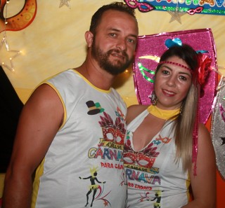 
<a style='margin-left: 5px;' class='btn btn-xs btn-social btn-facebook' href='https://www.facebook.com/sharer/sharer.php?u=https://galeramix.s01.web.getmuller.com.br/imagem/a63/800-800-90/conteudo/site_galerias/63/baile-de-carnaval-para-casais-ctg-fogao-de-lenha-tijucas-74.jpg' rel='popup' data-width='500' data-height='400'><i class='fa fa-facebook'></i>Compartilhar <span class='hidden-xs'>no Facebook</span>
</a> 
<a class='btn btn-default btn-xs' target='_blank' href='imagem/a63/800-800-90/conteudo/site_galerias/63/baile-de-carnaval-para-casais-ctg-fogao-de-lenha-tijucas-74.jpg'>
<span class='glyphicon glyphicon-cloud-download'></span> Salvar
</a>
