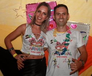 
<a style='margin-left: 5px;' class='btn btn-xs btn-social btn-facebook' href='https://www.facebook.com/sharer/sharer.php?u=https://galeramix.s01.web.getmuller.com.br/imagem/a63/800-800-90/conteudo/site_galerias/63/baile-de-carnaval-para-casais-ctg-fogao-de-lenha-tijucas-85.jpg' rel='popup' data-width='500' data-height='400'><i class='fa fa-facebook'></i>Compartilhar <span class='hidden-xs'>no Facebook</span>
</a> 
<a class='btn btn-default btn-xs' target='_blank' href='imagem/a63/800-800-90/conteudo/site_galerias/63/baile-de-carnaval-para-casais-ctg-fogao-de-lenha-tijucas-85.jpg'>
<span class='glyphicon glyphicon-cloud-download'></span> Salvar
</a>
