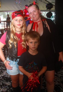 
                <a style='margin-left: 5px;' class='btn btn-xs btn-social btn-facebook' href='https://www.facebook.com/sharer/sharer.php?u=https://galeramix.s01.web.getmuller.com.br/imagem/a64/800-800-90/conteudo/site_galerias/64/carnaval-infantil-casarao-gallotti-tijucas-14.jpg' rel='popup' data-width='500' data-height='400'><i class='fa fa-facebook'></i>Compartilhar <span class='hidden-xs'>no Facebook</span>
            </a> 
            <a class='btn btn-default btn-xs' target='_blank' href='imagem/a64/800-800-90/conteudo/site_galerias/64/carnaval-infantil-casarao-gallotti-tijucas-14.jpg'>
                <span class='glyphicon glyphicon-cloud-download'></span> Salvar
            </a>
            