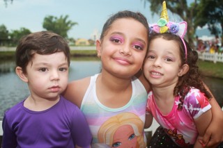 
<a style='margin-left: 5px;' class='btn btn-xs btn-social btn-facebook' href='https://www.facebook.com/sharer/sharer.php?u=https://galeramix.s01.web.getmuller.com.br/imagem/a64/800-800-90/conteudo/site_galerias/64/carnaval-infantil-casarao-gallotti-tijucas-30.jpg' rel='popup' data-width='500' data-height='400'><i class='fa fa-facebook'></i>Compartilhar <span class='hidden-xs'>no Facebook</span>
</a> 
<a class='btn btn-default btn-xs' target='_blank' href='imagem/a64/800-800-90/conteudo/site_galerias/64/carnaval-infantil-casarao-gallotti-tijucas-30.jpg'>
<span class='glyphicon glyphicon-cloud-download'></span> Salvar
</a>
