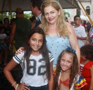 
<a style='margin-left: 5px;' class='btn btn-xs btn-social btn-facebook' href='https://www.facebook.com/sharer/sharer.php?u=https://galeramix.s01.web.getmuller.com.br/imagem/a64/800-800-90/conteudo/site_galerias/64/carnaval-infantil-casarao-gallotti-tijucas-31.jpg' rel='popup' data-width='500' data-height='400'><i class='fa fa-facebook'></i>Compartilhar <span class='hidden-xs'>no Facebook</span>
</a> 
<a class='btn btn-default btn-xs' target='_blank' href='imagem/a64/800-800-90/conteudo/site_galerias/64/carnaval-infantil-casarao-gallotti-tijucas-31.jpg'>
<span class='glyphicon glyphicon-cloud-download'></span> Salvar
</a>
