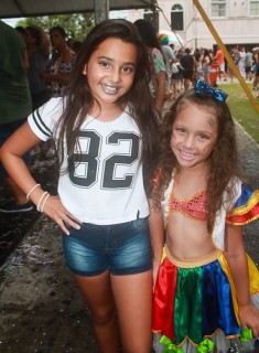 
<a style='margin-left: 5px;' class='btn btn-xs btn-social btn-facebook' href='https://www.facebook.com/sharer/sharer.php?u=https://galeramix.s01.web.getmuller.com.br/imagem/a64/800-800-90/conteudo/site_galerias/64/carnaval-infantil-casarao-gallotti-tijucas-32.jpg' rel='popup' data-width='500' data-height='400'><i class='fa fa-facebook'></i>Compartilhar <span class='hidden-xs'>no Facebook</span>
</a> 
<a class='btn btn-default btn-xs' target='_blank' href='imagem/a64/800-800-90/conteudo/site_galerias/64/carnaval-infantil-casarao-gallotti-tijucas-32.jpg'>
<span class='glyphicon glyphicon-cloud-download'></span> Salvar
</a>
