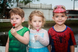 
<a style='margin-left: 5px;' class='btn btn-xs btn-social btn-facebook' href='https://www.facebook.com/sharer/sharer.php?u=https://galeramix.s01.web.getmuller.com.br/imagem/a64/800-800-90/conteudo/site_galerias/64/carnaval-infantil-casarao-gallotti-tijucas-61.jpg' rel='popup' data-width='500' data-height='400'><i class='fa fa-facebook'></i>Compartilhar <span class='hidden-xs'>no Facebook</span>
</a> 
<a class='btn btn-default btn-xs' target='_blank' href='imagem/a64/800-800-90/conteudo/site_galerias/64/carnaval-infantil-casarao-gallotti-tijucas-61.jpg'>
<span class='glyphicon glyphicon-cloud-download'></span> Salvar
</a>
