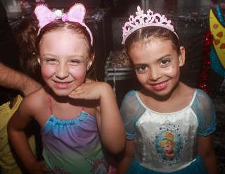 
<a style='margin-left: 5px;' class='btn btn-xs btn-social btn-facebook' href='https://www.facebook.com/sharer/sharer.php?u=https://galeramix.s01.web.getmuller.com.br/imagem/a64/800-800-90/conteudo/site_galerias/64/carnaval-infantil-casarao-gallotti-tijucas-66.jpg' rel='popup' data-width='500' data-height='400'><i class='fa fa-facebook'></i>Compartilhar <span class='hidden-xs'>no Facebook</span>
</a> 
<a class='btn btn-default btn-xs' target='_blank' href='imagem/a64/800-800-90/conteudo/site_galerias/64/carnaval-infantil-casarao-gallotti-tijucas-66.jpg'>
<span class='glyphicon glyphicon-cloud-download'></span> Salvar
</a>
