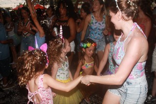 
<a style='margin-left: 5px;' class='btn btn-xs btn-social btn-facebook' href='https://www.facebook.com/sharer/sharer.php?u=https://galeramix.s01.web.getmuller.com.br/imagem/a64/800-800-90/conteudo/site_galerias/64/carnaval-infantil-casarao-gallotti-tijucas-67.jpg' rel='popup' data-width='500' data-height='400'><i class='fa fa-facebook'></i>Compartilhar <span class='hidden-xs'>no Facebook</span>
</a> 
<a class='btn btn-default btn-xs' target='_blank' href='imagem/a64/800-800-90/conteudo/site_galerias/64/carnaval-infantil-casarao-gallotti-tijucas-67.jpg'>
<span class='glyphicon glyphicon-cloud-download'></span> Salvar
</a>
