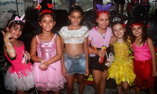 
<a style='margin-left: 5px;' class='btn btn-xs btn-social btn-facebook' href='https://www.facebook.com/sharer/sharer.php?u=https://galeramix.s01.web.getmuller.com.br/imagem/a64/800-800-90/conteudo/site_galerias/64/carnaval-infantil-casarao-gallotti-tijucas-69.jpg' rel='popup' data-width='500' data-height='400'><i class='fa fa-facebook'></i>Compartilhar <span class='hidden-xs'>no Facebook</span>
</a> 
<a class='btn btn-default btn-xs' target='_blank' href='imagem/a64/800-800-90/conteudo/site_galerias/64/carnaval-infantil-casarao-gallotti-tijucas-69.jpg'>
<span class='glyphicon glyphicon-cloud-download'></span> Salvar
</a>
