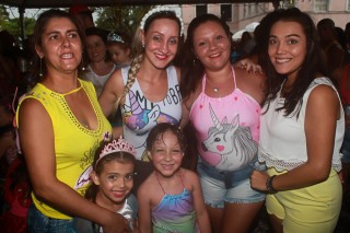 
<a style='margin-left: 5px;' class='btn btn-xs btn-social btn-facebook' href='https://www.facebook.com/sharer/sharer.php?u=https://galeramix.s01.web.getmuller.com.br/imagem/a64/800-800-90/conteudo/site_galerias/64/carnaval-infantil-casarao-gallotti-tijucas-71.jpg' rel='popup' data-width='500' data-height='400'><i class='fa fa-facebook'></i>Compartilhar <span class='hidden-xs'>no Facebook</span>
</a> 
<a class='btn btn-default btn-xs' target='_blank' href='imagem/a64/800-800-90/conteudo/site_galerias/64/carnaval-infantil-casarao-gallotti-tijucas-71.jpg'>
<span class='glyphicon glyphicon-cloud-download'></span> Salvar
</a>
