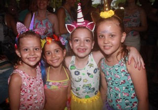 
<a style='margin-left: 5px;' class='btn btn-xs btn-social btn-facebook' href='https://www.facebook.com/sharer/sharer.php?u=https://galeramix.s01.web.getmuller.com.br/imagem/a64/800-800-90/conteudo/site_galerias/64/carnaval-infantil-casarao-gallotti-tijucas-72.jpg' rel='popup' data-width='500' data-height='400'><i class='fa fa-facebook'></i>Compartilhar <span class='hidden-xs'>no Facebook</span>
</a> 
<a class='btn btn-default btn-xs' target='_blank' href='imagem/a64/800-800-90/conteudo/site_galerias/64/carnaval-infantil-casarao-gallotti-tijucas-72.jpg'>
<span class='glyphicon glyphicon-cloud-download'></span> Salvar
</a>
