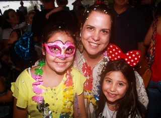 
<a style='margin-left: 5px;' class='btn btn-xs btn-social btn-facebook' href='https://www.facebook.com/sharer/sharer.php?u=https://galeramix.s01.web.getmuller.com.br/imagem/a64/800-800-90/conteudo/site_galerias/64/carnaval-infantil-casarao-gallotti-tijucas-78.jpg' rel='popup' data-width='500' data-height='400'><i class='fa fa-facebook'></i>Compartilhar <span class='hidden-xs'>no Facebook</span>
</a> 
<a class='btn btn-default btn-xs' target='_blank' href='imagem/a64/800-800-90/conteudo/site_galerias/64/carnaval-infantil-casarao-gallotti-tijucas-78.jpg'>
<span class='glyphicon glyphicon-cloud-download'></span> Salvar
</a>
