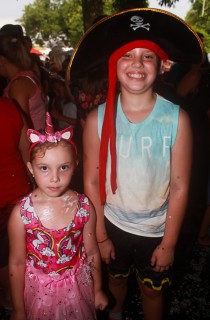 
<a style='margin-left: 5px;' class='btn btn-xs btn-social btn-facebook' href='https://www.facebook.com/sharer/sharer.php?u=https://galeramix.s01.web.getmuller.com.br/imagem/a64/800-800-90/conteudo/site_galerias/64/carnaval-infantil-casarao-gallotti-tijucas-80.jpg' rel='popup' data-width='500' data-height='400'><i class='fa fa-facebook'></i>Compartilhar <span class='hidden-xs'>no Facebook</span>
</a> 
<a class='btn btn-default btn-xs' target='_blank' href='imagem/a64/800-800-90/conteudo/site_galerias/64/carnaval-infantil-casarao-gallotti-tijucas-80.jpg'>
<span class='glyphicon glyphicon-cloud-download'></span> Salvar
</a>
