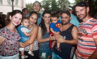 
<a style='margin-left: 5px;' class='btn btn-xs btn-social btn-facebook' href='https://www.facebook.com/sharer/sharer.php?u=https://galeramix.s01.web.getmuller.com.br/imagem/a64/800-800-90/conteudo/site_galerias/64/carnaval-infantil-casarao-gallotti-tijucas-81.jpg' rel='popup' data-width='500' data-height='400'><i class='fa fa-facebook'></i>Compartilhar <span class='hidden-xs'>no Facebook</span>
</a> 
<a class='btn btn-default btn-xs' target='_blank' href='imagem/a64/800-800-90/conteudo/site_galerias/64/carnaval-infantil-casarao-gallotti-tijucas-81.jpg'>
<span class='glyphicon glyphicon-cloud-download'></span> Salvar
</a>
