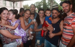 
<a style='margin-left: 5px;' class='btn btn-xs btn-social btn-facebook' href='https://www.facebook.com/sharer/sharer.php?u=https://galeramix.s01.web.getmuller.com.br/imagem/a64/800-800-90/conteudo/site_galerias/64/carnaval-infantil-casarao-gallotti-tijucas-82.jpg' rel='popup' data-width='500' data-height='400'><i class='fa fa-facebook'></i>Compartilhar <span class='hidden-xs'>no Facebook</span>
</a> 
<a class='btn btn-default btn-xs' target='_blank' href='imagem/a64/800-800-90/conteudo/site_galerias/64/carnaval-infantil-casarao-gallotti-tijucas-82.jpg'>
<span class='glyphicon glyphicon-cloud-download'></span> Salvar
</a>
