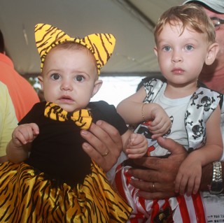 
<a style='margin-left: 5px;' class='btn btn-xs btn-social btn-facebook' href='https://www.facebook.com/sharer/sharer.php?u=https://galeramix.s01.web.getmuller.com.br/imagem/a64/800-800-90/conteudo/site_galerias/64/carnaval-infantil-casarao-gallotti-tijucas-9.jpg' rel='popup' data-width='500' data-height='400'><i class='fa fa-facebook'></i>Compartilhar <span class='hidden-xs'>no Facebook</span>
</a> 
<a class='btn btn-default btn-xs' target='_blank' href='imagem/a64/800-800-90/conteudo/site_galerias/64/carnaval-infantil-casarao-gallotti-tijucas-9.jpg'>
<span class='glyphicon glyphicon-cloud-download'></span> Salvar
</a>
