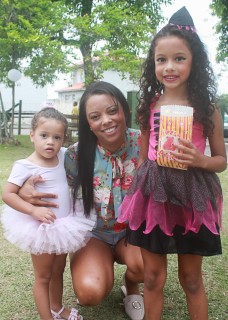 
        <a style='margin-left: 5px;' class='btn btn-xs btn-social btn-facebook' href='https://www.facebook.com/sharer/sharer.php?u=https://galeramix.s01.web.getmuller.com.br/imagem/a65/800-800-90/conteudo/site_galerias/65/carnaval-infantil-casarao-gallotti-tijucas-galera-mix-16.jpg' rel='popup' data-width='500' data-height='400'><i class='fa fa-facebook'></i>Compartilhar <span class='hidden-xs'>no Facebook</span>
    </a> 
    <a class='btn btn-default btn-xs' target='_blank' href='imagem/a65/800-800-90/conteudo/site_galerias/65/carnaval-infantil-casarao-gallotti-tijucas-galera-mix-16.jpg'>
        <span class='glyphicon glyphicon-cloud-download'></span> Salvar
    </a>
    