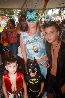 
<a style='margin-left: 5px;' class='btn btn-xs btn-social btn-facebook' href='https://www.facebook.com/sharer/sharer.php?u=https://galeramix.s01.web.getmuller.com.br/imagem/a65/800-800-90/conteudo/site_galerias/65/carnaval-infantil-casarao-gallotti-tijucas-galera-mix-33.jpg' rel='popup' data-width='500' data-height='400'><i class='fa fa-facebook'></i>Compartilhar <span class='hidden-xs'>no Facebook</span>
</a> 
<a class='btn btn-default btn-xs' target='_blank' href='imagem/a65/800-800-90/conteudo/site_galerias/65/carnaval-infantil-casarao-gallotti-tijucas-galera-mix-33.jpg'>
<span class='glyphicon glyphicon-cloud-download'></span> Salvar
</a>
