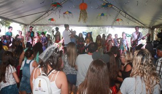 
<a style='margin-left: 5px;' class='btn btn-xs btn-social btn-facebook' href='https://www.facebook.com/sharer/sharer.php?u=https://galeramix.s01.web.getmuller.com.br/imagem/a65/800-800-90/conteudo/site_galerias/65/carnaval-infantil-casarao-gallotti-tijucas-galera-mix-36.jpg' rel='popup' data-width='500' data-height='400'><i class='fa fa-facebook'></i>Compartilhar <span class='hidden-xs'>no Facebook</span>
</a> 
<a class='btn btn-default btn-xs' target='_blank' href='imagem/a65/800-800-90/conteudo/site_galerias/65/carnaval-infantil-casarao-gallotti-tijucas-galera-mix-36.jpg'>
<span class='glyphicon glyphicon-cloud-download'></span> Salvar
</a>
