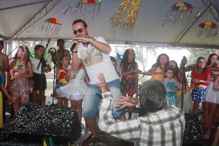 
<a style='margin-left: 5px;' class='btn btn-xs btn-social btn-facebook' href='https://www.facebook.com/sharer/sharer.php?u=https://galeramix.s01.web.getmuller.com.br/imagem/a65/800-800-90/conteudo/site_galerias/65/carnaval-infantil-casarao-gallotti-tijucas-galera-mix-37.jpg' rel='popup' data-width='500' data-height='400'><i class='fa fa-facebook'></i>Compartilhar <span class='hidden-xs'>no Facebook</span>
</a> 
<a class='btn btn-default btn-xs' target='_blank' href='imagem/a65/800-800-90/conteudo/site_galerias/65/carnaval-infantil-casarao-gallotti-tijucas-galera-mix-37.jpg'>
<span class='glyphicon glyphicon-cloud-download'></span> Salvar
</a>
