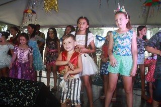 
<a style='margin-left: 5px;' class='btn btn-xs btn-social btn-facebook' href='https://www.facebook.com/sharer/sharer.php?u=https://galeramix.s01.web.getmuller.com.br/imagem/a65/800-800-90/conteudo/site_galerias/65/carnaval-infantil-casarao-gallotti-tijucas-galera-mix-39.jpg' rel='popup' data-width='500' data-height='400'><i class='fa fa-facebook'></i>Compartilhar <span class='hidden-xs'>no Facebook</span>
</a> 
<a class='btn btn-default btn-xs' target='_blank' href='imagem/a65/800-800-90/conteudo/site_galerias/65/carnaval-infantil-casarao-gallotti-tijucas-galera-mix-39.jpg'>
<span class='glyphicon glyphicon-cloud-download'></span> Salvar
</a>
