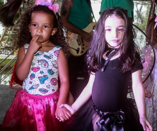 
<a style='margin-left: 5px;' class='btn btn-xs btn-social btn-facebook' href='https://www.facebook.com/sharer/sharer.php?u=https://galeramix.s01.web.getmuller.com.br/imagem/a65/800-800-90/conteudo/site_galerias/65/carnaval-infantil-casarao-gallotti-tijucas-galera-mix-41.jpg' rel='popup' data-width='500' data-height='400'><i class='fa fa-facebook'></i>Compartilhar <span class='hidden-xs'>no Facebook</span>
</a> 
<a class='btn btn-default btn-xs' target='_blank' href='imagem/a65/800-800-90/conteudo/site_galerias/65/carnaval-infantil-casarao-gallotti-tijucas-galera-mix-41.jpg'>
<span class='glyphicon glyphicon-cloud-download'></span> Salvar
</a>
