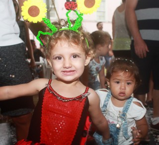 
<a style='margin-left: 5px;' class='btn btn-xs btn-social btn-facebook' href='https://www.facebook.com/sharer/sharer.php?u=https://galeramix.s01.web.getmuller.com.br/imagem/a65/800-800-90/conteudo/site_galerias/65/carnaval-infantil-casarao-gallotti-tijucas-galera-mix-54.jpg' rel='popup' data-width='500' data-height='400'><i class='fa fa-facebook'></i>Compartilhar <span class='hidden-xs'>no Facebook</span>
</a> 
<a class='btn btn-default btn-xs' target='_blank' href='imagem/a65/800-800-90/conteudo/site_galerias/65/carnaval-infantil-casarao-gallotti-tijucas-galera-mix-54.jpg'>
<span class='glyphicon glyphicon-cloud-download'></span> Salvar
</a>
