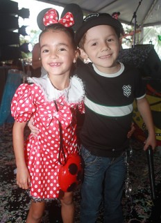 
<a style='margin-left: 5px;' class='btn btn-xs btn-social btn-facebook' href='https://www.facebook.com/sharer/sharer.php?u=https://galeramix.s01.web.getmuller.com.br/imagem/a65/800-800-90/conteudo/site_galerias/65/carnaval-infantil-casarao-gallotti-tijucas-galera-mix-58.jpg' rel='popup' data-width='500' data-height='400'><i class='fa fa-facebook'></i>Compartilhar <span class='hidden-xs'>no Facebook</span>
</a> 
<a class='btn btn-default btn-xs' target='_blank' href='imagem/a65/800-800-90/conteudo/site_galerias/65/carnaval-infantil-casarao-gallotti-tijucas-galera-mix-58.jpg'>
<span class='glyphicon glyphicon-cloud-download'></span> Salvar
</a>
