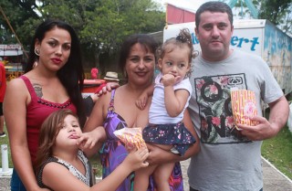 
<a style='margin-left: 5px;' class='btn btn-xs btn-social btn-facebook' href='https://www.facebook.com/sharer/sharer.php?u=https://galeramix.s01.web.getmuller.com.br/imagem/a65/800-800-90/conteudo/site_galerias/65/carnaval-infantil-casarao-gallotti-tijucas-galera-mix-73.jpg' rel='popup' data-width='500' data-height='400'><i class='fa fa-facebook'></i>Compartilhar <span class='hidden-xs'>no Facebook</span>
</a> 
<a class='btn btn-default btn-xs' target='_blank' href='imagem/a65/800-800-90/conteudo/site_galerias/65/carnaval-infantil-casarao-gallotti-tijucas-galera-mix-73.jpg'>
<span class='glyphicon glyphicon-cloud-download'></span> Salvar
</a>
