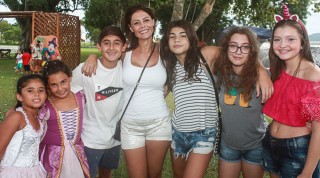 
<a style='margin-left: 5px;' class='btn btn-xs btn-social btn-facebook' href='https://www.facebook.com/sharer/sharer.php?u=https://galeramix.s01.web.getmuller.com.br/imagem/a65/800-800-90/conteudo/site_galerias/65/carnaval-infantil-casarao-gallotti-tijucas-galera-mix-75.jpg' rel='popup' data-width='500' data-height='400'><i class='fa fa-facebook'></i>Compartilhar <span class='hidden-xs'>no Facebook</span>
</a> 
<a class='btn btn-default btn-xs' target='_blank' href='imagem/a65/800-800-90/conteudo/site_galerias/65/carnaval-infantil-casarao-gallotti-tijucas-galera-mix-75.jpg'>
<span class='glyphicon glyphicon-cloud-download'></span> Salvar
</a>
