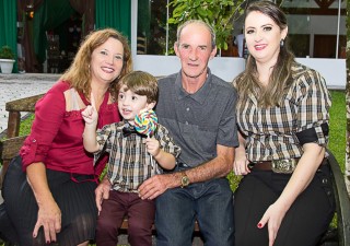 
<a style='margin-left: 5px;' class='btn btn-xs btn-social btn-facebook' href='https://www.facebook.com/sharer/sharer.php?u=https://galeramix.s01.web.getmuller.com.br/imagem/a66/800-800-90/conteudo/site_galerias/66/pi-2-anos-21.jpg' rel='popup' data-width='500' data-height='400'><i class='fa fa-facebook'></i>Compartilhar <span class='hidden-xs'>no Facebook</span>
</a> 
<a class='btn btn-default btn-xs' target='_blank' href='imagem/a66/800-800-90/conteudo/site_galerias/66/pi-2-anos-21.jpg'>
<span class='glyphicon glyphicon-cloud-download'></span> Salvar
</a>
