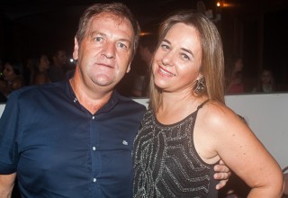 
<a style='margin-left: 5px;' class='btn btn-xs btn-social btn-facebook' href='https://www.facebook.com/sharer/sharer.php?u=https://galeramix.s01.web.getmuller.com.br/imagem/a67/800-800-90/conteudo/site_galerias/67/annita-petry-galera-mix-126.jpg' rel='popup' data-width='500' data-height='400'><i class='fa fa-facebook'></i>Compartilhar <span class='hidden-xs'>no Facebook</span>
</a> 
<a class='btn btn-default btn-xs' target='_blank' href='imagem/a67/800-800-90/conteudo/site_galerias/67/annita-petry-galera-mix-126.jpg'>
<span class='glyphicon glyphicon-cloud-download'></span> Salvar
</a>
