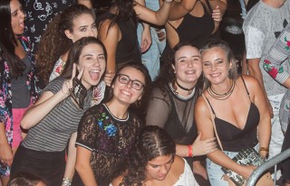 
<a style='margin-left: 5px;' class='btn btn-xs btn-social btn-facebook' href='https://www.facebook.com/sharer/sharer.php?u=https://galeramix.s01.web.getmuller.com.br/imagem/a67/800-800-90/conteudo/site_galerias/67/annita-petry-galera-mix-160.jpg' rel='popup' data-width='500' data-height='400'><i class='fa fa-facebook'></i>Compartilhar <span class='hidden-xs'>no Facebook</span>
</a> 
<a class='btn btn-default btn-xs' target='_blank' href='imagem/a67/800-800-90/conteudo/site_galerias/67/annita-petry-galera-mix-160.jpg'>
<span class='glyphicon glyphicon-cloud-download'></span> Salvar
</a>
