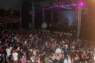 
<a style='margin-left: 5px;' class='btn btn-xs btn-social btn-facebook' href='https://www.facebook.com/sharer/sharer.php?u=https://galeramix.s01.web.getmuller.com.br/imagem/a67/800-800-90/conteudo/site_galerias/67/annita-petry-galera-mix-162.jpg' rel='popup' data-width='500' data-height='400'><i class='fa fa-facebook'></i>Compartilhar <span class='hidden-xs'>no Facebook</span>
</a> 
<a class='btn btn-default btn-xs' target='_blank' href='imagem/a67/800-800-90/conteudo/site_galerias/67/annita-petry-galera-mix-162.jpg'>
<span class='glyphicon glyphicon-cloud-download'></span> Salvar
</a>
