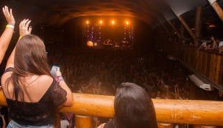 
<a style='margin-left: 5px;' class='btn btn-xs btn-social btn-facebook' href='https://www.facebook.com/sharer/sharer.php?u=https://galeramix.s01.web.getmuller.com.br/imagem/a67/800-800-90/conteudo/site_galerias/67/annita-petry-galera-mix-182.jpg' rel='popup' data-width='500' data-height='400'><i class='fa fa-facebook'></i>Compartilhar <span class='hidden-xs'>no Facebook</span>
</a> 
<a class='btn btn-default btn-xs' target='_blank' href='imagem/a67/800-800-90/conteudo/site_galerias/67/annita-petry-galera-mix-182.jpg'>
<span class='glyphicon glyphicon-cloud-download'></span> Salvar
</a>
