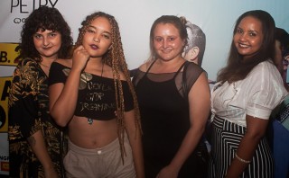 
<a style='margin-left: 5px;' class='btn btn-xs btn-social btn-facebook' href='https://www.facebook.com/sharer/sharer.php?u=https://galeramix.s01.web.getmuller.com.br/imagem/a67/800-800-90/conteudo/site_galerias/67/annita-petry-galera-mix-33.jpg' rel='popup' data-width='500' data-height='400'><i class='fa fa-facebook'></i>Compartilhar <span class='hidden-xs'>no Facebook</span>
</a> 
<a class='btn btn-default btn-xs' target='_blank' href='imagem/a67/800-800-90/conteudo/site_galerias/67/annita-petry-galera-mix-33.jpg'>
<span class='glyphicon glyphicon-cloud-download'></span> Salvar
</a>
