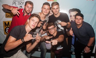 
<a style='margin-left: 5px;' class='btn btn-xs btn-social btn-facebook' href='https://www.facebook.com/sharer/sharer.php?u=https://galeramix.s01.web.getmuller.com.br/imagem/a67/800-800-90/conteudo/site_galerias/67/annita-petry-galera-mix-70.jpg' rel='popup' data-width='500' data-height='400'><i class='fa fa-facebook'></i>Compartilhar <span class='hidden-xs'>no Facebook</span>
</a> 
<a class='btn btn-default btn-xs' target='_blank' href='imagem/a67/800-800-90/conteudo/site_galerias/67/annita-petry-galera-mix-70.jpg'>
<span class='glyphicon glyphicon-cloud-download'></span> Salvar
</a>
