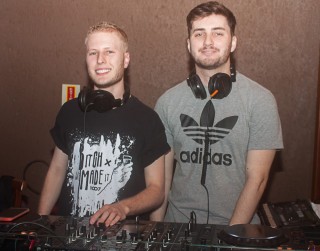 
<a style='margin-left: 5px;' class='btn btn-xs btn-social btn-facebook' href='https://www.facebook.com/sharer/sharer.php?u=https://galeramix.s01.web.getmuller.com.br/imagem/a67/800-800-90/conteudo/site_galerias/67/annita-petry-galera-mix-81.jpg' rel='popup' data-width='500' data-height='400'><i class='fa fa-facebook'></i>Compartilhar <span class='hidden-xs'>no Facebook</span>
</a> 
<a class='btn btn-default btn-xs' target='_blank' href='imagem/a67/800-800-90/conteudo/site_galerias/67/annita-petry-galera-mix-81.jpg'>
<span class='glyphicon glyphicon-cloud-download'></span> Salvar
</a>
