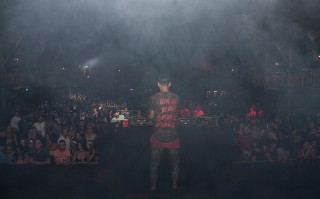 
<a style='margin-left: 5px;' class='btn btn-xs btn-social btn-facebook' href='https://www.facebook.com/sharer/sharer.php?u=https://galeramix.s01.web.getmuller.com.br/imagem/a67/800-800-90/conteudo/site_galerias/67/annita-petry-galera-mix-86.jpg' rel='popup' data-width='500' data-height='400'><i class='fa fa-facebook'></i>Compartilhar <span class='hidden-xs'>no Facebook</span>
</a> 
<a class='btn btn-default btn-xs' target='_blank' href='imagem/a67/800-800-90/conteudo/site_galerias/67/annita-petry-galera-mix-86.jpg'>
<span class='glyphicon glyphicon-cloud-download'></span> Salvar
</a>
