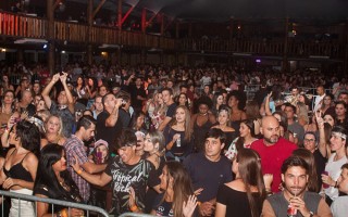 
<a style='margin-left: 5px;' class='btn btn-xs btn-social btn-facebook' href='https://www.facebook.com/sharer/sharer.php?u=https://galeramix.s01.web.getmuller.com.br/imagem/a67/800-800-90/conteudo/site_galerias/67/annita-petry-galera-mix-90.jpg' rel='popup' data-width='500' data-height='400'><i class='fa fa-facebook'></i>Compartilhar <span class='hidden-xs'>no Facebook</span>
</a> 
<a class='btn btn-default btn-xs' target='_blank' href='imagem/a67/800-800-90/conteudo/site_galerias/67/annita-petry-galera-mix-90.jpg'>
<span class='glyphicon glyphicon-cloud-download'></span> Salvar
</a>
