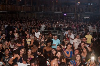 
<a style='margin-left: 5px;' class='btn btn-xs btn-social btn-facebook' href='https://www.facebook.com/sharer/sharer.php?u=https://galeramix.s01.web.getmuller.com.br/imagem/a67/800-800-90/conteudo/site_galerias/67/annita-petry-galera-mix-96.jpg' rel='popup' data-width='500' data-height='400'><i class='fa fa-facebook'></i>Compartilhar <span class='hidden-xs'>no Facebook</span>
</a> 
<a class='btn btn-default btn-xs' target='_blank' href='imagem/a67/800-800-90/conteudo/site_galerias/67/annita-petry-galera-mix-96.jpg'>
<span class='glyphicon glyphicon-cloud-download'></span> Salvar
</a>
