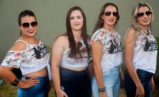 
    <a style='margin-left: 5px;' class='btn btn-xs btn-social btn-facebook' href='https://www.facebook.com/sharer/sharer.php?u=https://galeramix.s01.web.getmuller.com.br/imagem/a68/800-800-90/conteudo/site_galerias/68/10-costelaco-do-jr-seco-105.jpg' rel='popup' data-width='500' data-height='400'><i class='fa fa-facebook'></i>Compartilhar <span class='hidden-xs'>no Facebook</span>
</a> 
<a class='btn btn-default btn-xs' target='_blank' href='imagem/a68/800-800-90/conteudo/site_galerias/68/10-costelaco-do-jr-seco-105.jpg'>
    <span class='glyphicon glyphicon-cloud-download'></span> Salvar
</a>
