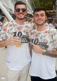 
<a style='margin-left: 5px;' class='btn btn-xs btn-social btn-facebook' href='https://www.facebook.com/sharer/sharer.php?u=https://galeramix.s01.web.getmuller.com.br/imagem/a68/800-800-90/conteudo/site_galerias/68/10-costelaco-do-jr-seco-182.jpg' rel='popup' data-width='500' data-height='400'><i class='fa fa-facebook'></i>Compartilhar <span class='hidden-xs'>no Facebook</span>
</a> 
<a class='btn btn-default btn-xs' target='_blank' href='imagem/a68/800-800-90/conteudo/site_galerias/68/10-costelaco-do-jr-seco-182.jpg'>
<span class='glyphicon glyphicon-cloud-download'></span> Salvar
</a>
