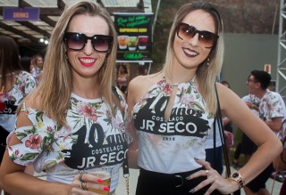 
<a style='margin-left: 5px;' class='btn btn-xs btn-social btn-facebook' href='https://www.facebook.com/sharer/sharer.php?u=https://galeramix.s01.web.getmuller.com.br/imagem/a68/800-800-90/conteudo/site_galerias/68/10-costelaco-do-jr-seco-187.jpg' rel='popup' data-width='500' data-height='400'><i class='fa fa-facebook'></i>Compartilhar <span class='hidden-xs'>no Facebook</span>
</a> 
<a class='btn btn-default btn-xs' target='_blank' href='imagem/a68/800-800-90/conteudo/site_galerias/68/10-costelaco-do-jr-seco-187.jpg'>
<span class='glyphicon glyphicon-cloud-download'></span> Salvar
</a>
