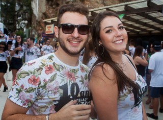 
<a style='margin-left: 5px;' class='btn btn-xs btn-social btn-facebook' href='https://www.facebook.com/sharer/sharer.php?u=https://galeramix.s01.web.getmuller.com.br/imagem/a68/800-800-90/conteudo/site_galerias/68/10-costelaco-do-jr-seco-188.jpg' rel='popup' data-width='500' data-height='400'><i class='fa fa-facebook'></i>Compartilhar <span class='hidden-xs'>no Facebook</span>
</a> 
<a class='btn btn-default btn-xs' target='_blank' href='imagem/a68/800-800-90/conteudo/site_galerias/68/10-costelaco-do-jr-seco-188.jpg'>
<span class='glyphicon glyphicon-cloud-download'></span> Salvar
</a>
